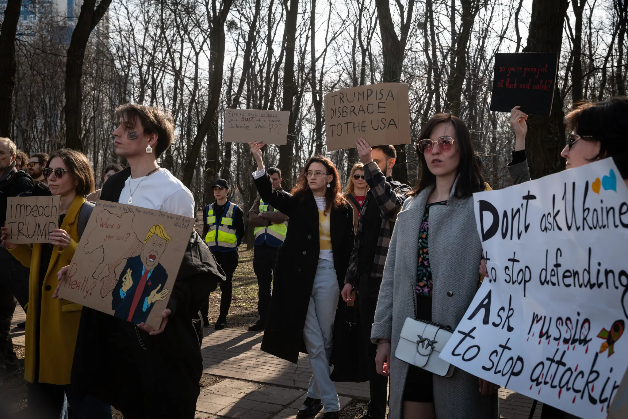 Українці та американці, які проживають в Україні, зібралися в Києві 8 березня, щоб протестувати проти рішення президента Трампа призупинити військову допомогу Україні.